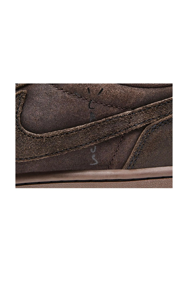 Sneakers Basse Jordan 1 Low Travis Scott Velvet Brown  dettaglio swoosh