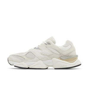 New Balance 9060 Sea Salt Moonbeam vista laterale esterna, tomaia in mesh e suede bianco panna con logo “N” argentato.